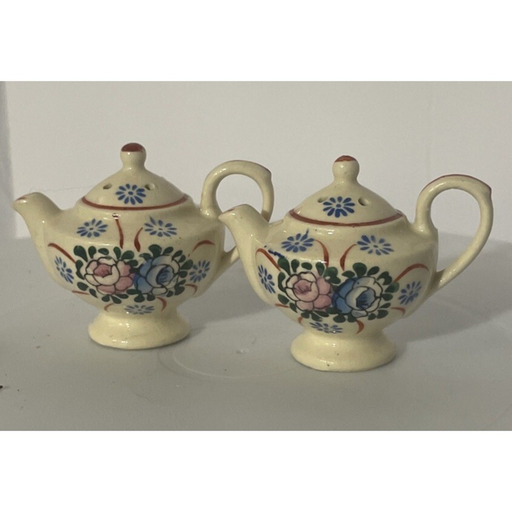 Vintage Oriental Japanese Teapot Kettle Flowers Salt‎ and Pepper Shakers
